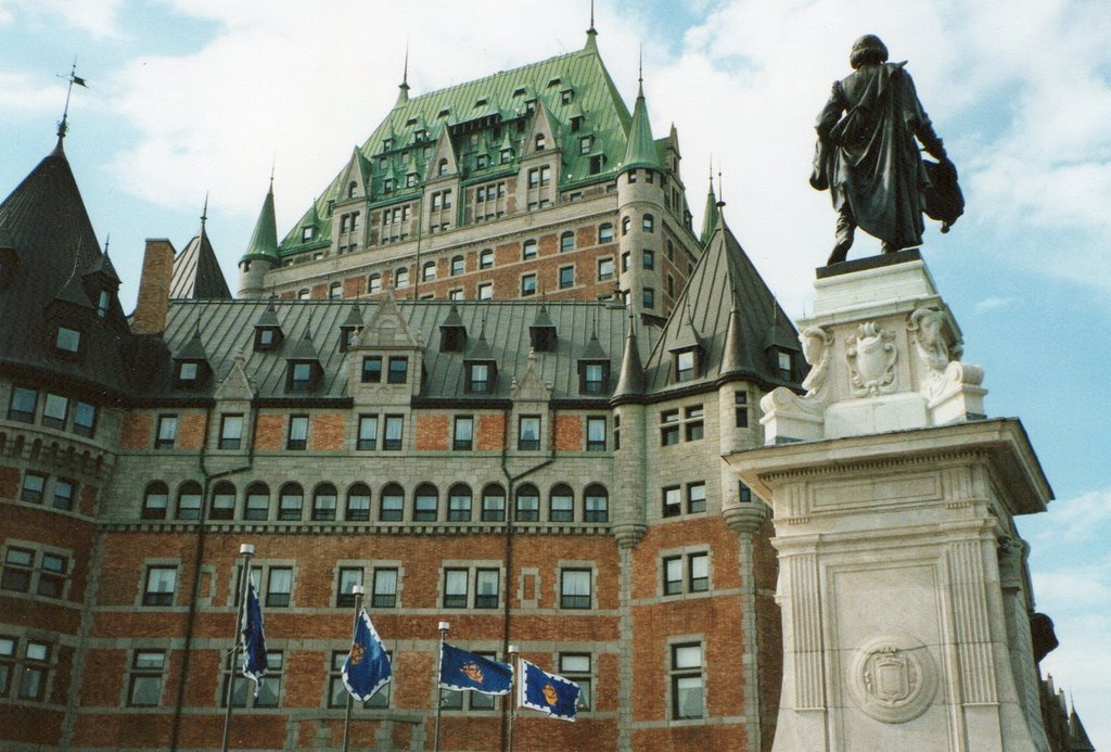 QUEBEC au Canada (Québec) - Château FRONTENAC et statue de samuel de CHAMPLAIN by LE QUELLEC