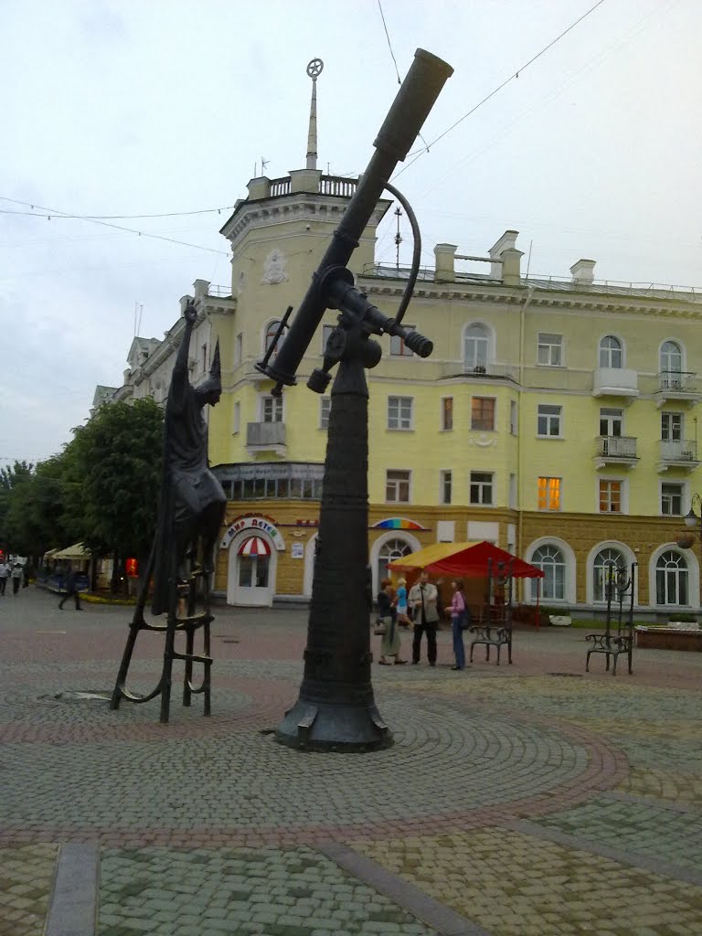 Скульптура "Звездочет", Звездная площадь, Могилев/Sculpture "Stargazer", Star Sqaure, Mogilev by Victor Radziwinowski