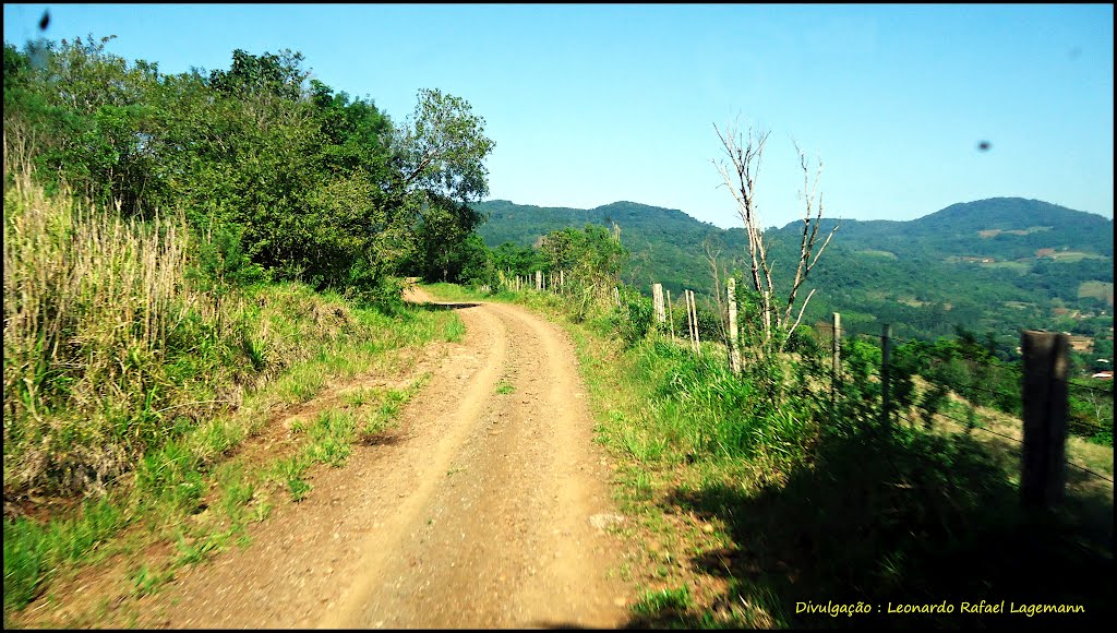 Morro Gaúcho - Arroio do Meio by Leonardo Lagemann