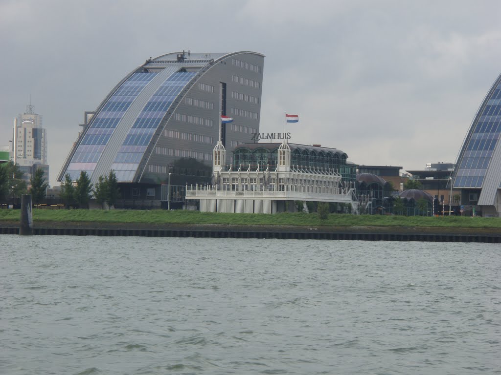 Zalmhuis (gezien vanaf Fast Ferry) by Steven en Hanneke