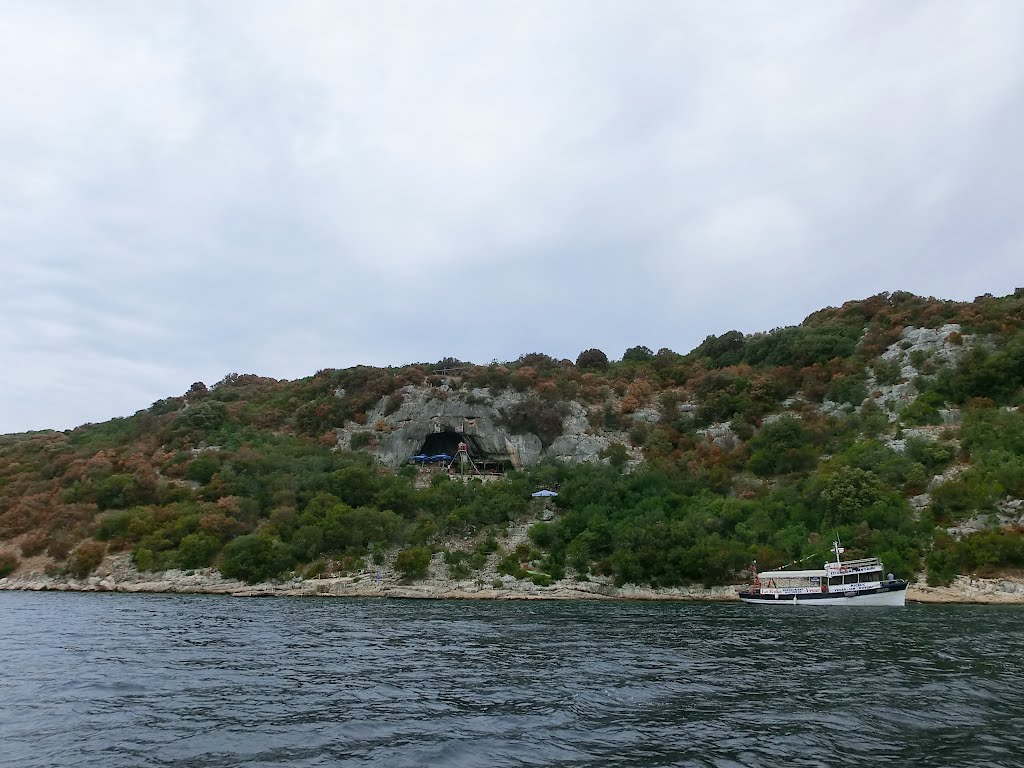 Piratenhöhle am Limski-Kanal by Evo Tripsa