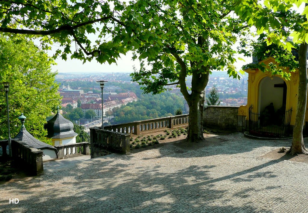 Würzburg - Der über mehrere Terrassen angelegte Kreuzweg führt unter schattigen Platanen hinauf zum Käppele. by Heribert Duling