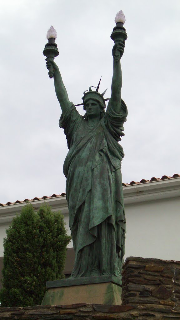 Estatua de la libertad en Cadaqués - de cerca by INDALOMANIA