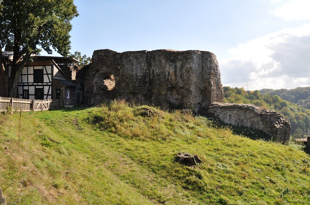 Stadt Blankenberg (zugehörig Hennef a. d. Sieg): Teilansicht der "Burg Blankenberg" (12. Jahrhundert). Abgelichtet im Oktober 2012 by Armin U. P. (Earth V…