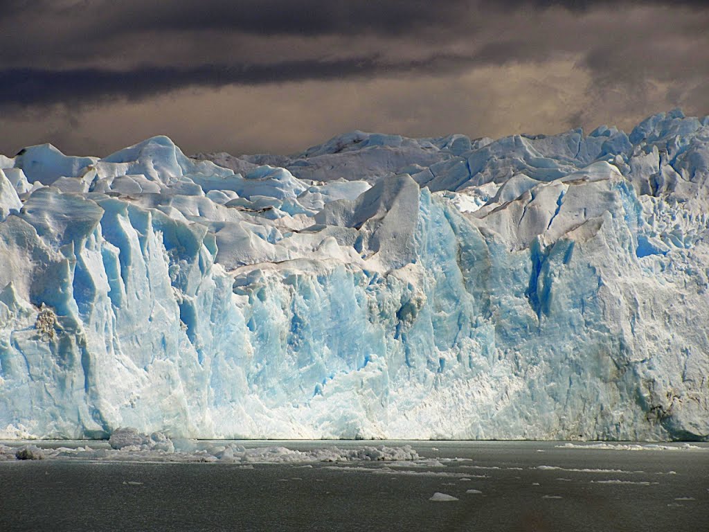 Paredão Sul - Glaciar Per. Moreno, Argentina by Gui Torres