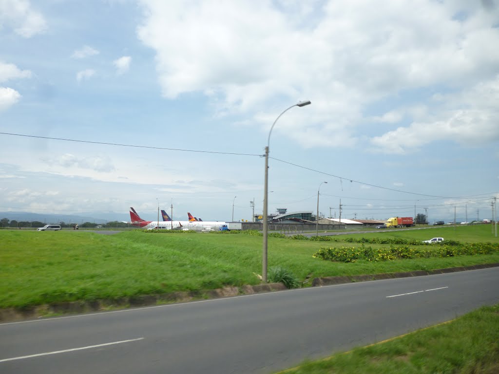 AEROPUERTO JUAN SANTAMARIA by luissamudio