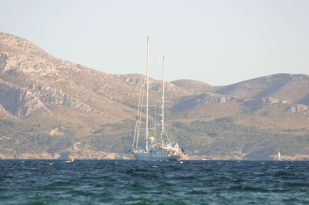 Velero de doss mástiles en bahía de Pollensa frente Formentor by barocatt