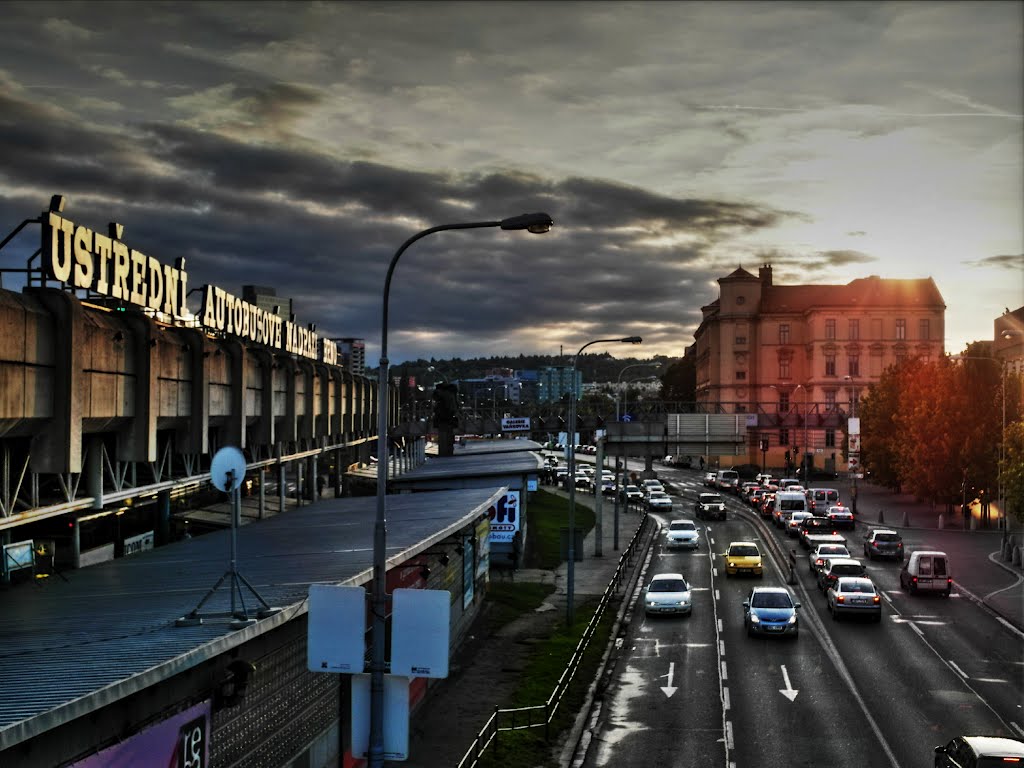 Na nadchodu u Ústředního autobusového nádraží v Brně (on the overpass at the Central Bus Station in Brno) by Hanulinka