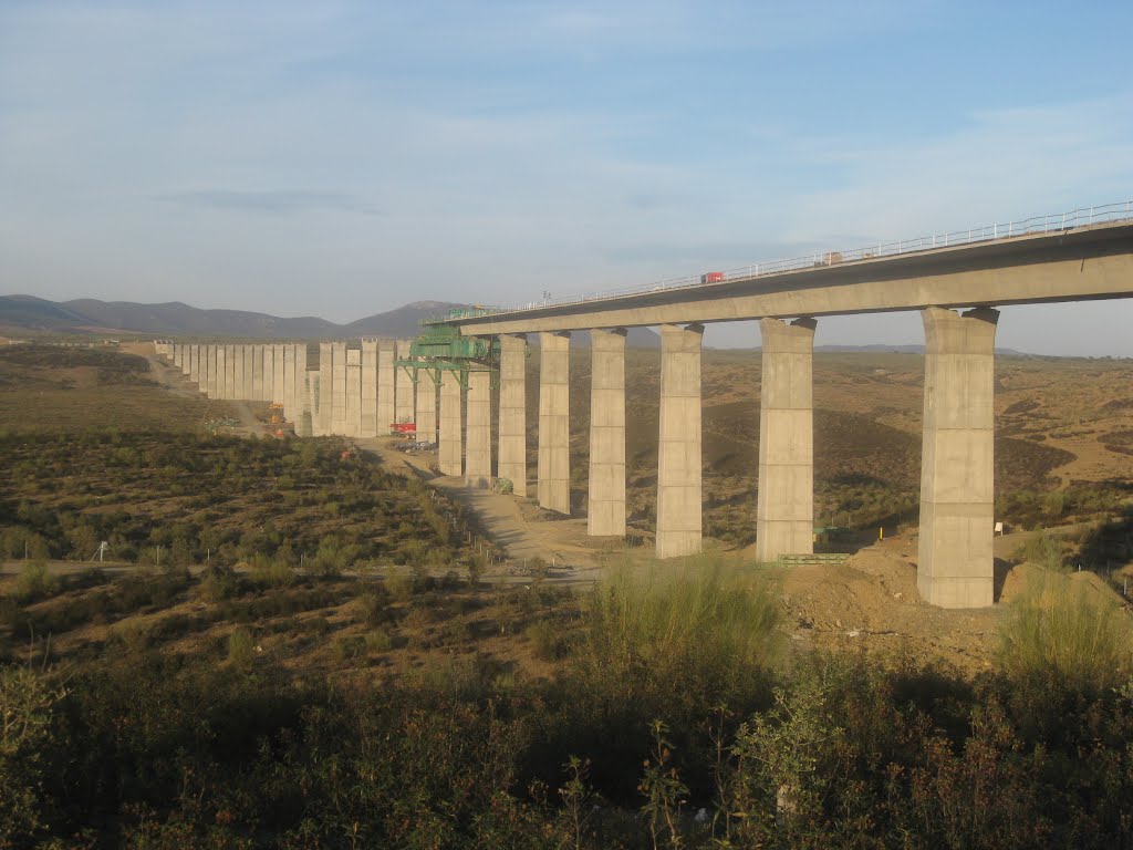 Viaducto para el AVE Extremeño a la altura de Cañaveral. Octubre de 2012 by viajeroandaluz