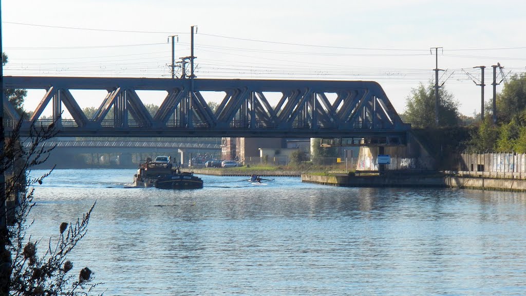 Haubourdin - Le canal de la Deûle - Zoom sur le pont ferroviaire by epaulard59