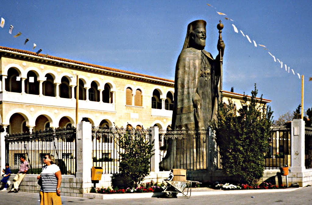 1990 : Cyprus : Nicosia : Statue Of Archbishop Makarios by Calroy