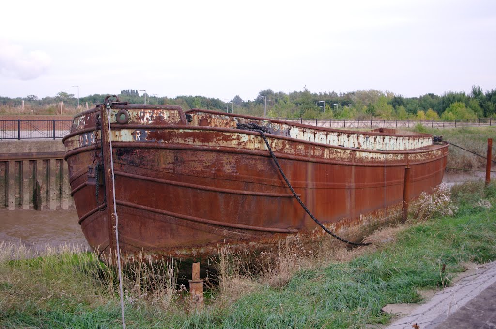 The historic barge by Ramboost