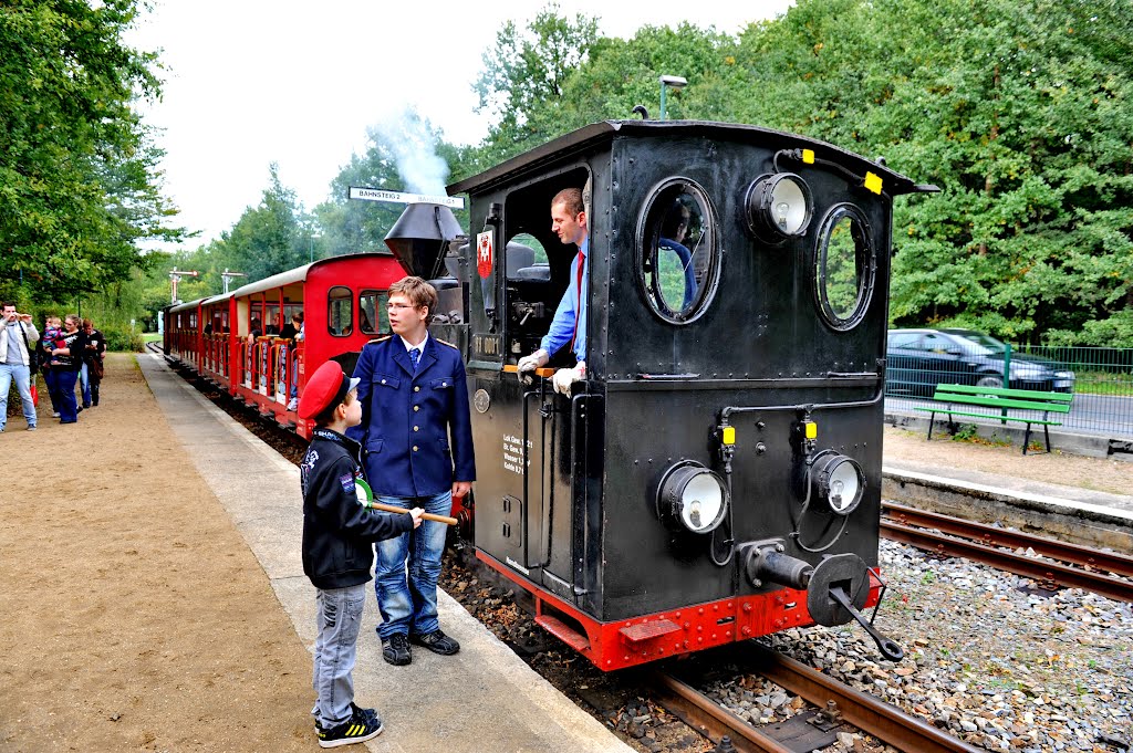 Jugendliches Personal bei der Cottbuser Parkbahn by CHARMING PICTURES - …