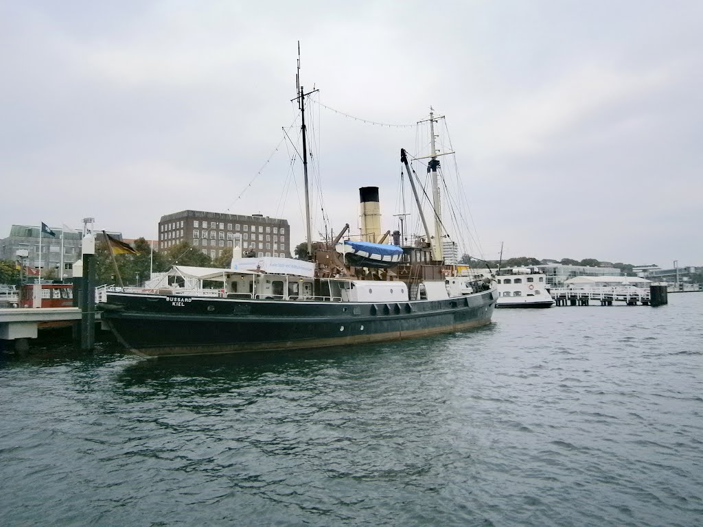 Nord-ostsee-kanalfahrt by Uwe Trautmann