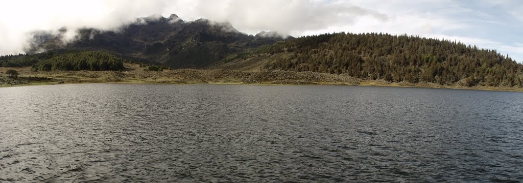 Laguna Mucubaji by Arnaldo Noguera