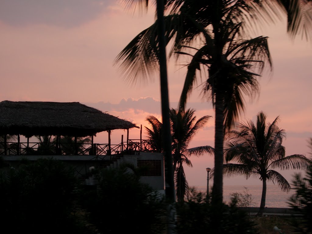 Atardecer varguense desde La Churuata (Macuto) II by Alfredo Guánchez V