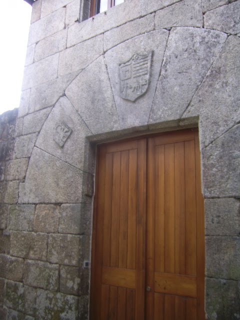 Porta medieval con labra heráldica e cabaleiro en relevo nunha dovela,Pazos de Arenteiro. by Rafaiel alvarus rode…