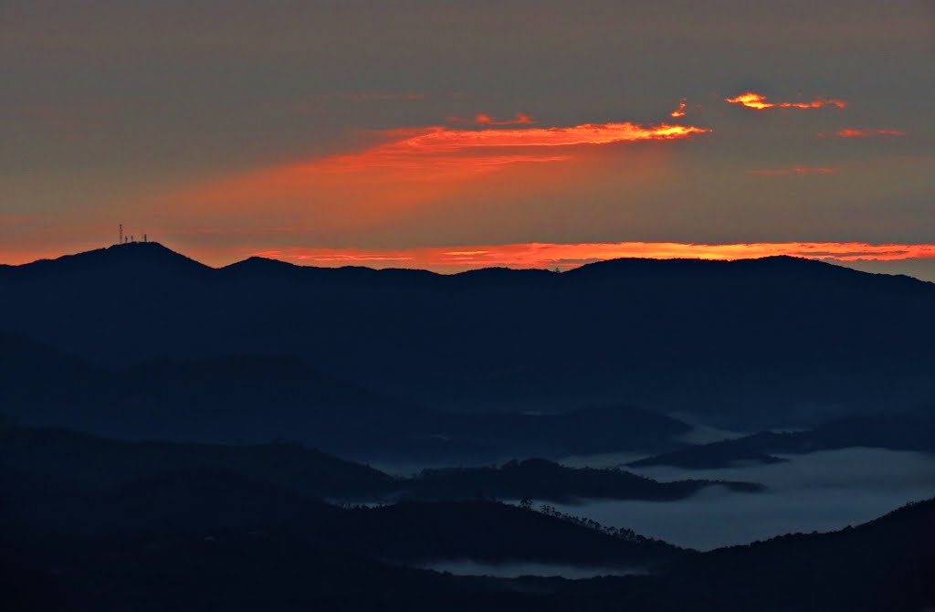 Nascer do sol atrás da Serra de Itaberaba e Pico do Gil (ponto mais alto de Guarulhos). by Humberto Müller