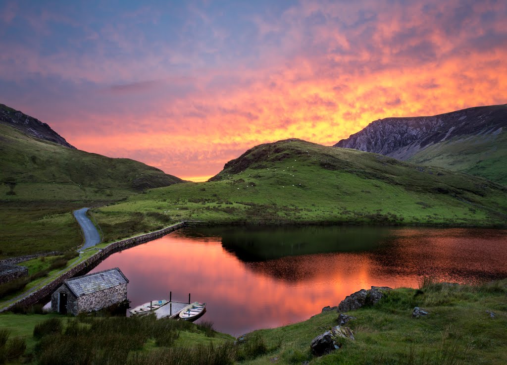 Llyn y Dywarchen by Annicnova