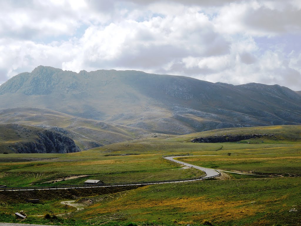 Parco naturale del Gran Sasso e monti della Laga, Campo Imperatore. by Roberto Donà