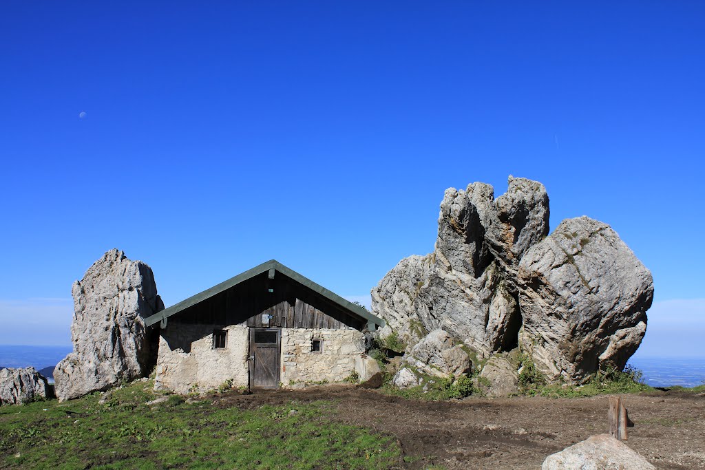 Alte Hütte an der Steinling-Alm, Kampenwand by Tom Cul