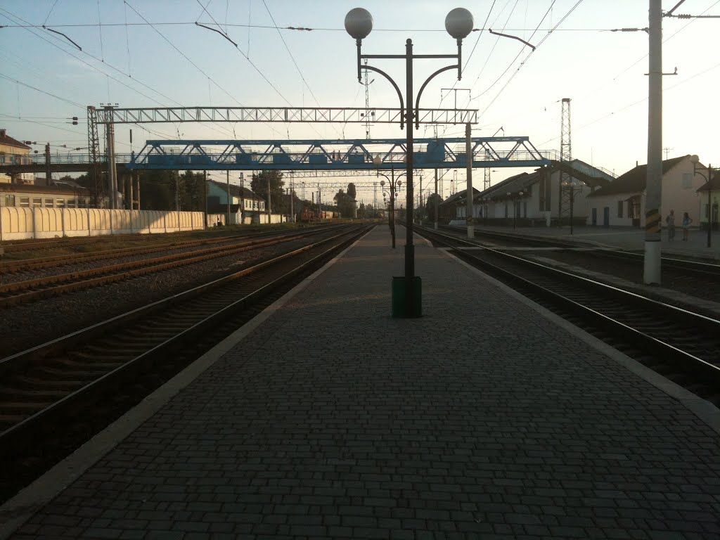 Mukachevo Station looking towards klyucharky by elldallan