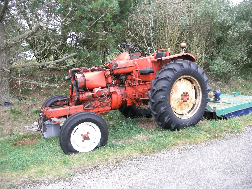 Un vieux tracteur by JP.GUYOMARD