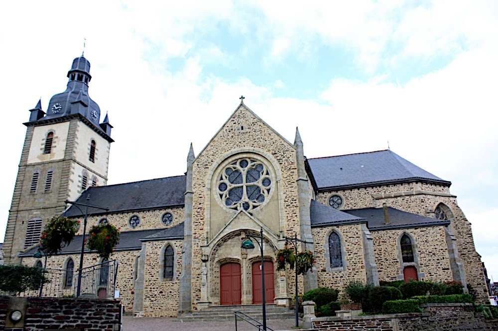 La construction de l'église de Mauron s'est échelonnée sur trois siècles. La partie la plus ancienne se compose de la tour (33 m de hauteur), du portail sud et du choeur. ABN IMG_0837 by le rheusois