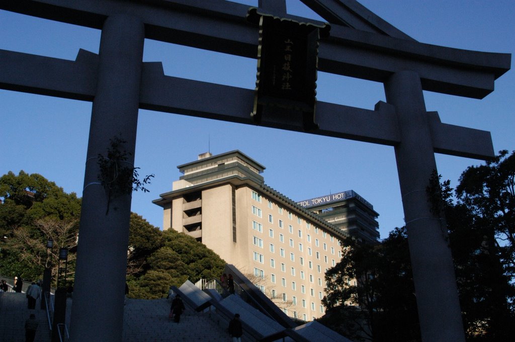 山王日枝神社の鳥居の中に、東急ホテル by 7l1ksv