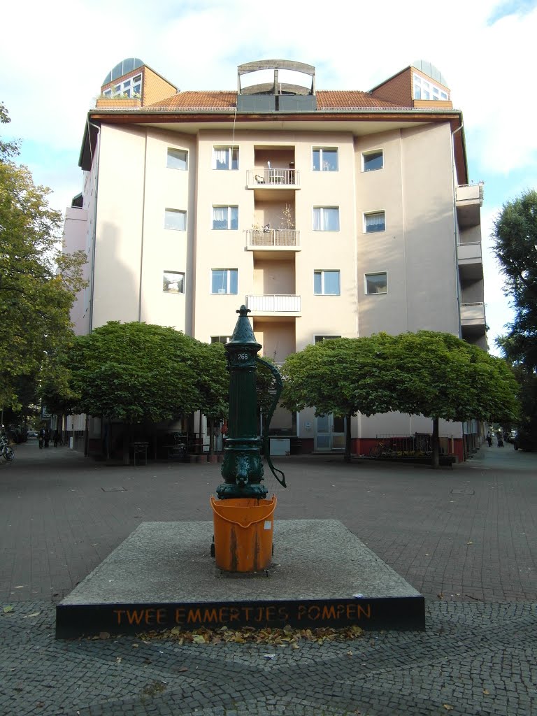 Utrechter Platz mit Brunnen und typischem Haus aus den 1950er Jahren by IngolfBLN