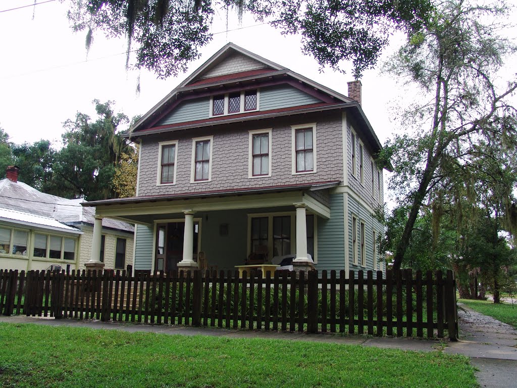 Restored Victorian, Palatka (8-31-2011) by Ken Badgley