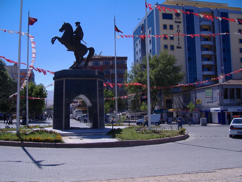 Niğde atatürk heykeli by kenan33