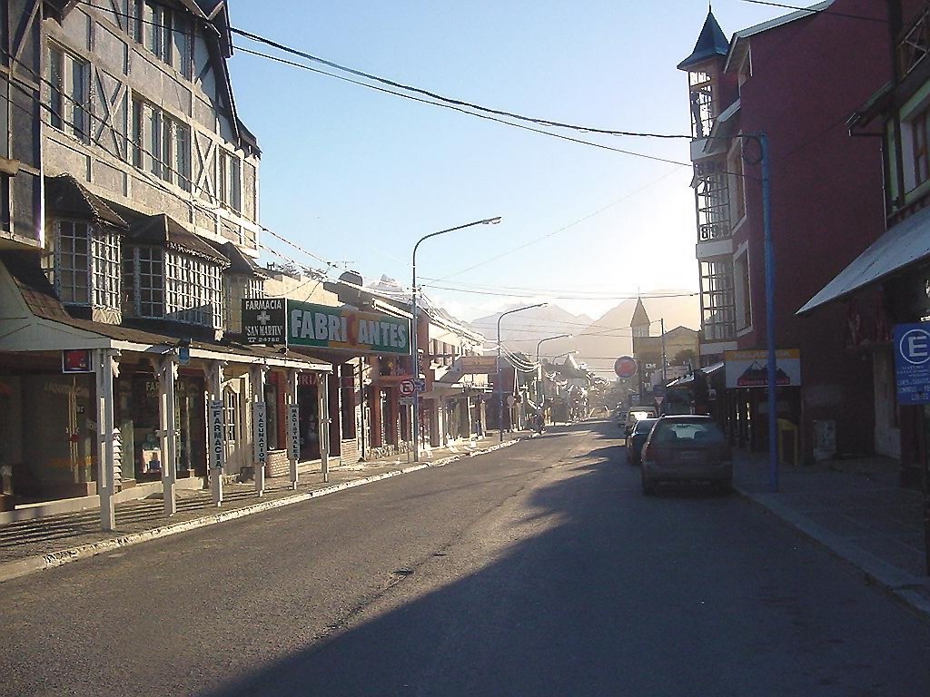 Ushuaia - Tierra del Fuego - Calle principal al amanecer - ecm by eliseo c. martínez