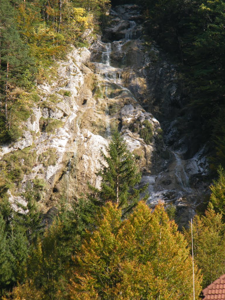 LOGARSKA DOLINA (ESLOVENIA) CASCADA SOBRE EL VALLE EN LA ZONA DEL HOTEL by JOSE LUIS OROÑEZ