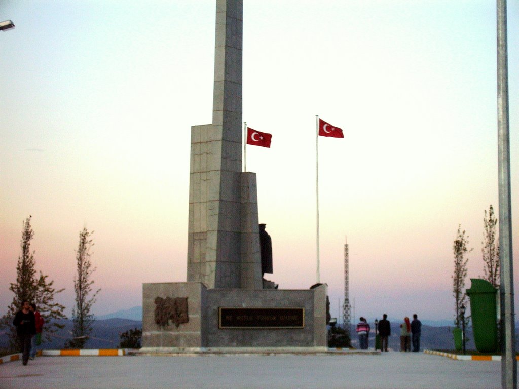 Çamlık Atatürk Heykeli by Groundwater