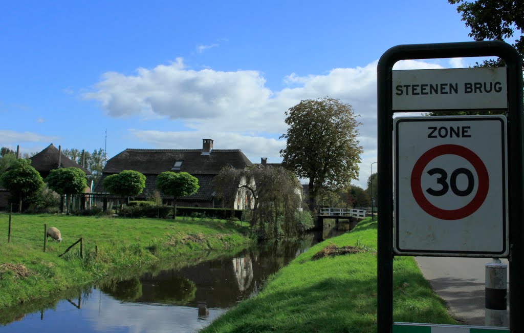 Buurtschap Steenenbrug aan de Langbroekerdijk in de Gemeente Wijk bij Duurstede. by watersnip