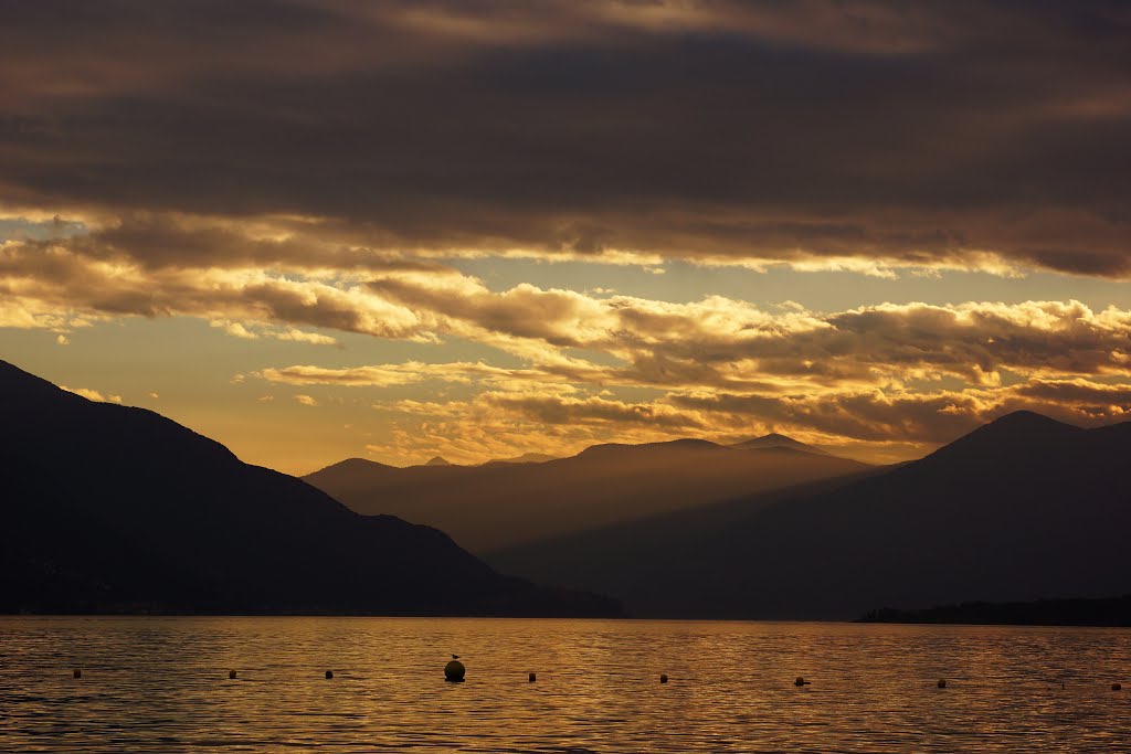 Lago Maggiore, Abendstimmung by Birdsofpray