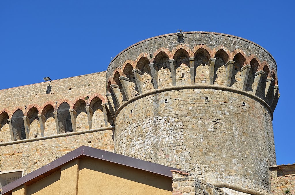 Torrione della Rocca medicea di Volterra by cloppity