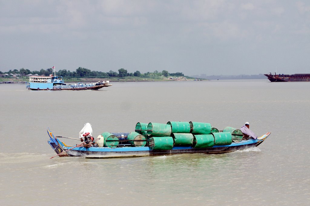 Mekong River - Carrying goods to remote villages by Cottius