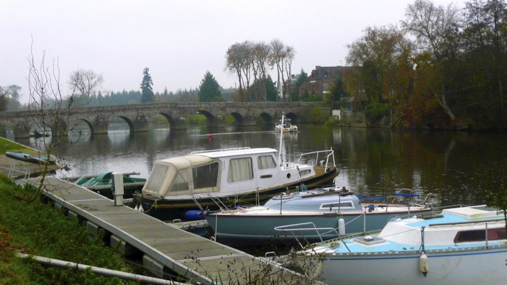 Le pont est d'époque gallo-romaine. Il possède neuf arches; celle du milieu sépare Bruz de Guichen. by le rheusois