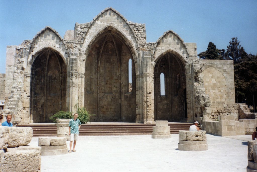 Die Kirchenruine Panagia tou Bourgou, einst die größte Kirche von Rhodos by mariogenexgode