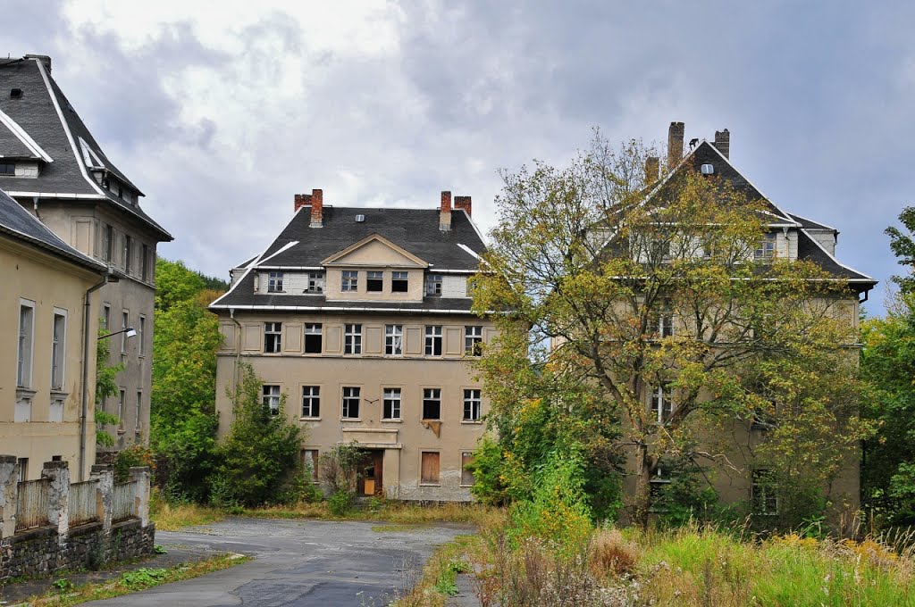 Johanngeorgenstadt, Untere Gasse 60: li.u. Fam. Wolf/Rebizcek, danach Fam. Tilk; re.u. Frau Wolf, Mi.li. links Fam. Willy Hoffmann, Mi.re Fam. Iwan Müller, dann Fam. Kühn und später Fam. Lamprecht, darüber li. Fam. Richter und re. Fam. Büschel/Sauermann. Mansardenwohnung li. Richter, Mansarde mi. unsere Oma Hilde Melzer und Mansarde rechts die Frau Gläser.. by Egbert Bueschel