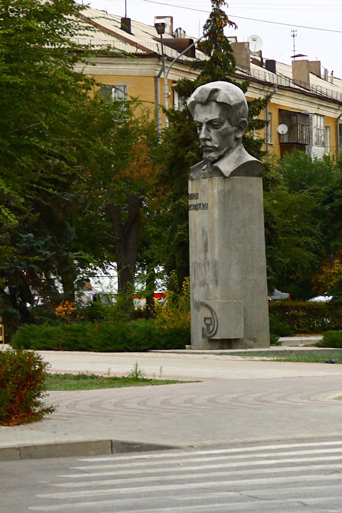 Памятник Якову Михайловичу Свердлову. Monument to Yakov Mikhailovich Sverdlov. by Pavel Mashchenko