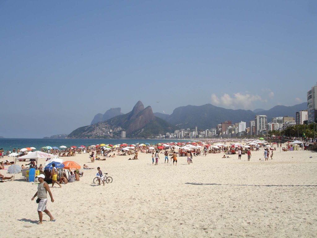 Morro Dois Irmãos visto de Ipanema. by Thiago B. Sossai