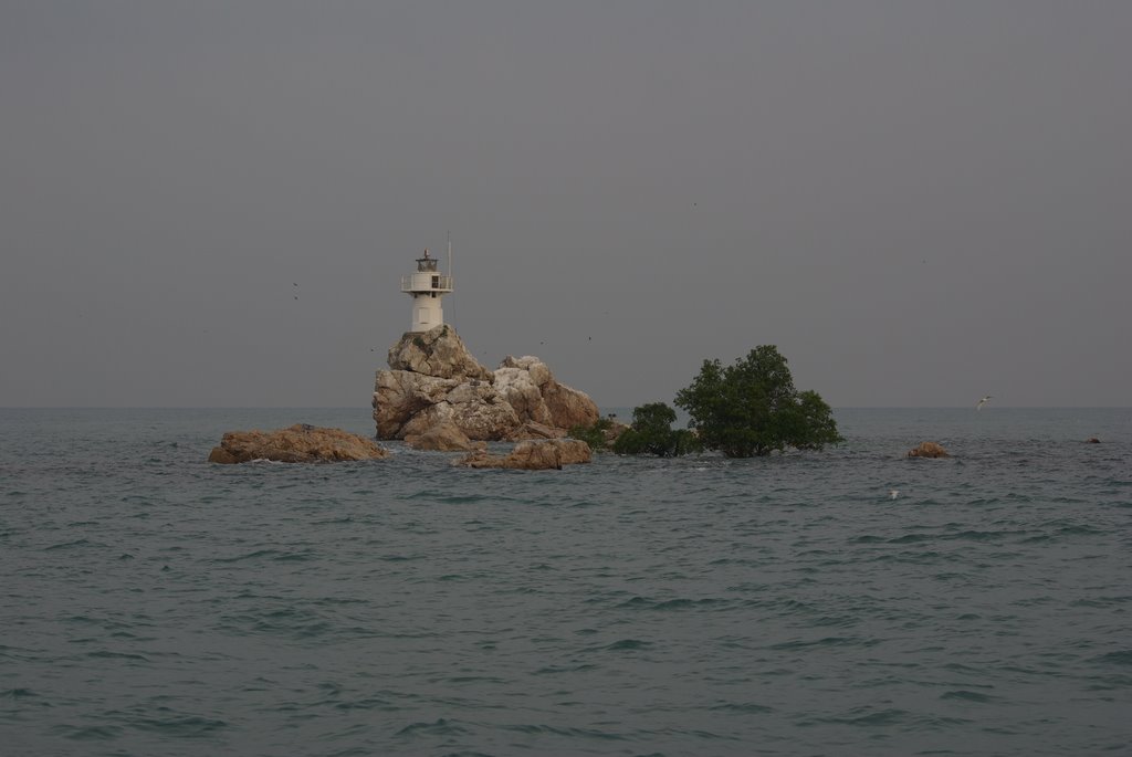 Pattaya bay: rocky island & lighthouse by EricVercauteren