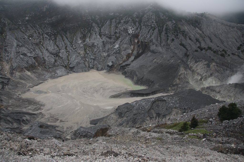 TANGKUBAN PERAHU VOLCANO by Bon Yuen