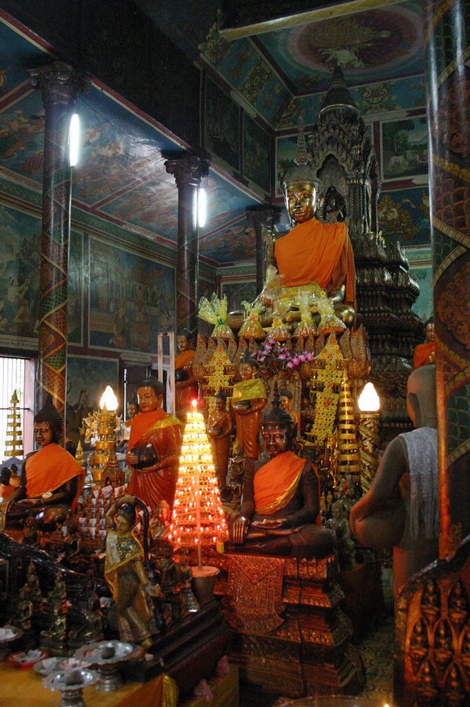 Wat Phnom pagoda - Inside the pagoda by Cottius