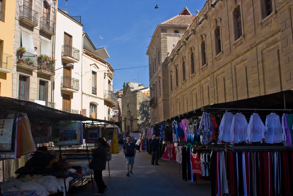 Dia de mercado callejero en Cervera. Street market day in Cervera. by Roberto Lam