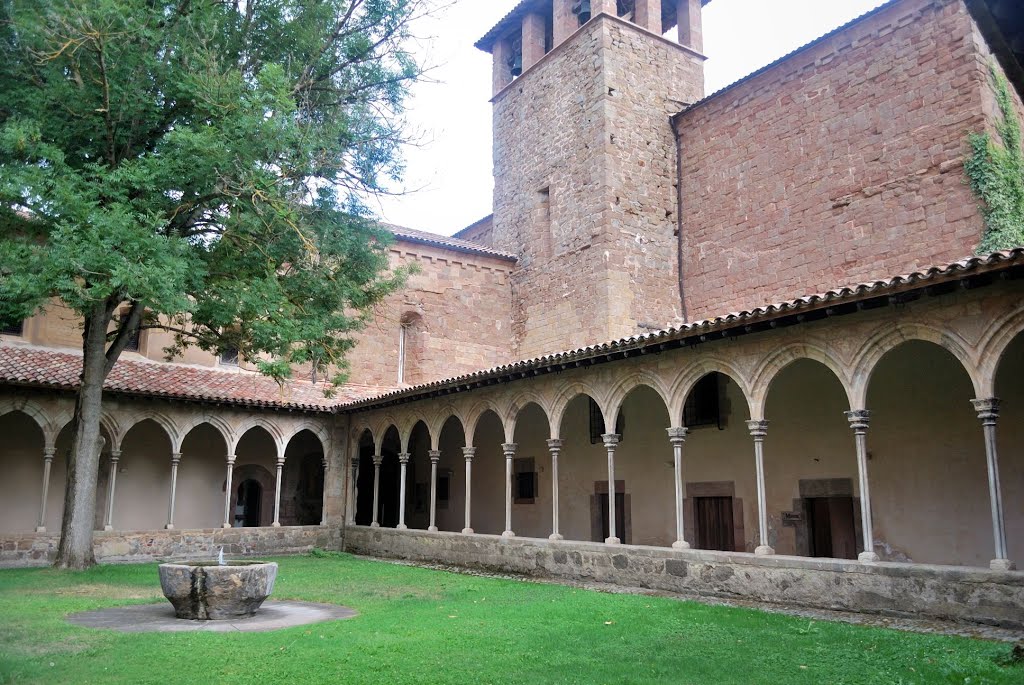 Sant Joan de les Abadesses - Claustre del monestir by Jordi Peralta