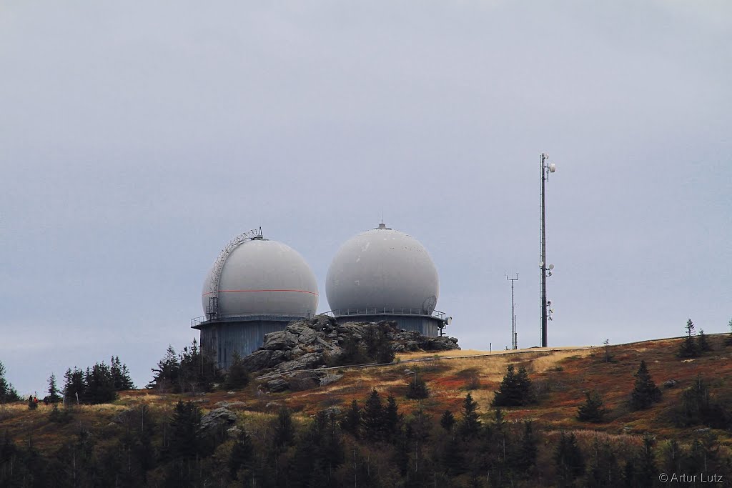 Blick von der Chamer Hütte (1.289m) am Kleinen Arber zum Großen Arber (1456m) mit dem höchsten Punkt der Oberpfalz, dem Felsriegel vor den beiden Radomen auf 1439,6m by Artur Lutz